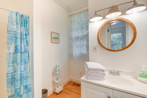 uma casa de banho com um lavatório e um espelho em Family-Friendly Chesapeake Beach House with Deck! em Chesapeake Beach