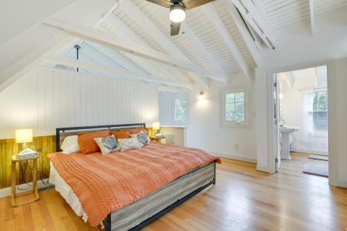 um quarto com uma cama com um edredão laranja em Family-Friendly Chesapeake Beach House with Deck! em Chesapeake Beach