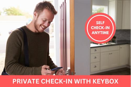 a man is looking at his cell phone at The Shine - Premium Studio-HBF-Messe-Bürgerweide-CityGate-ÖVB Arena in Bremen