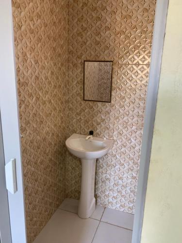 a bathroom with a sink and a mirror at Pousada Jesus Me Deu in Iguatu