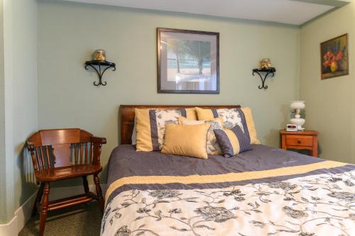 Кровать или кровати в номере Beachrunners Inn