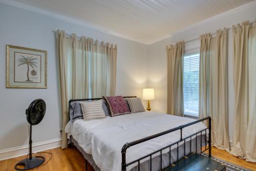 um quarto com uma cama e uma janela em Historic Augusta Getaway with Screened Porch! em Augusta