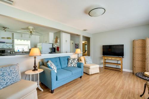 Televisyen dan/atau pusat hiburan di Sunny Lake Wales Getaway - 1 Mi to Downtown