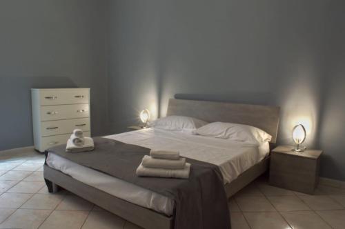 ein Schlafzimmer mit einem Bett mit zwei Lampen und Handtüchern darauf in der Unterkunft Casa Angelina in Neapel