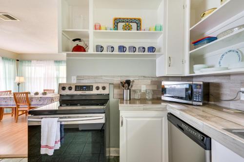 Dapur atau dapur kecil di Sunny Lake Wales Getaway - 1 Mi to Downtown