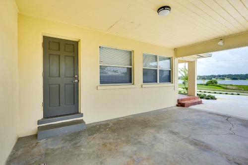 Balkoni atau teres di Sunny Lake Wales Getaway - 1 Mi to Downtown