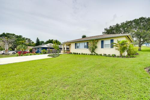 Taman di luar Sunny Lake Wales Getaway - 1 Mi to Downtown