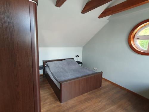 Schlafzimmer mit einem Bett und einem Fenster in der Unterkunft Apartamenty Wałowa 11 in Leszno