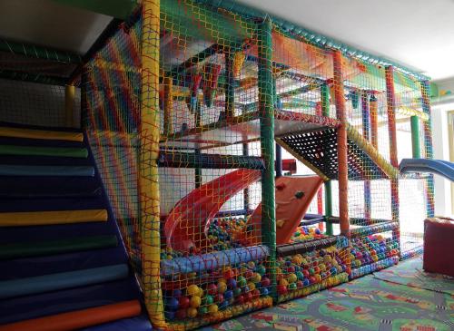 En eller flere køjesenge i et værelse på Willa Aniołówka