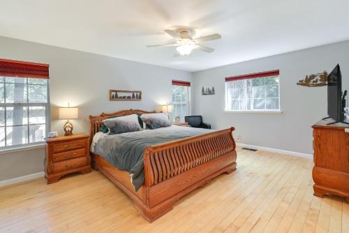 um quarto com uma cama e uma ventoinha de tecto em Twain Harte Vacation Rental about 1 Mi to Downtown! em Twain Harte
