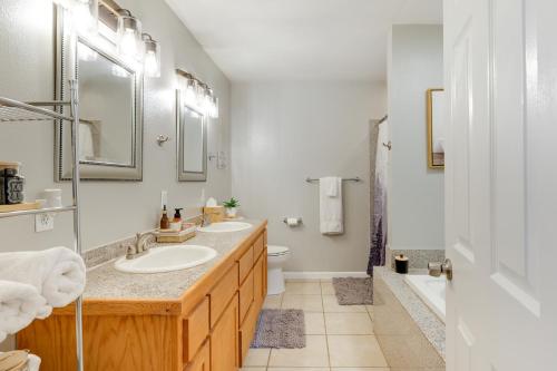uma casa de banho branca com 2 lavatórios e um chuveiro em Twain Harte Vacation Rental about 1 Mi to Downtown! em Twain Harte