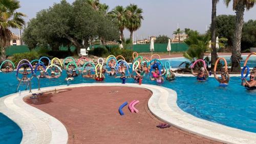 een groep kinderen in een zwembad in een waterpark bij Casa Bella in Murcia