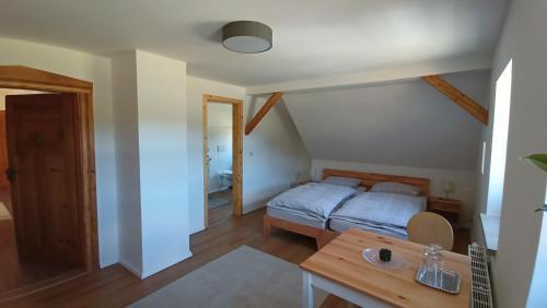 1 dormitorio con cama y lavamanos en Haus Waldschänke, en Erlbach