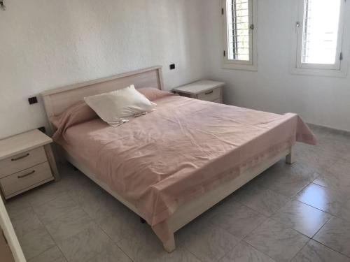 1 dormitorio con 1 cama con manta rosa y 2 mesas en Villa haut standing Mdiq Fnideq Bahia Smir, en Dar Merah Deriba