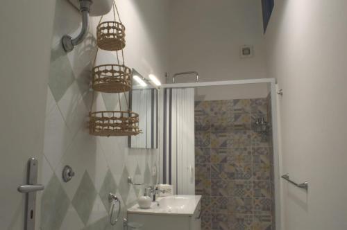 ein Bad mit einem WC, einem Waschbecken und einer Dusche in der Unterkunft Casa Angelina in Neapel