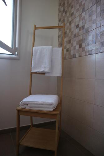 a towel rack with towels on it in a bathroom at L'Atelier di Vittoria in Carini