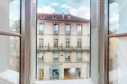 uma vista de um edifício a partir de uma janela em Studio Vaugelas au centre ville d'Annecy em Annecy
