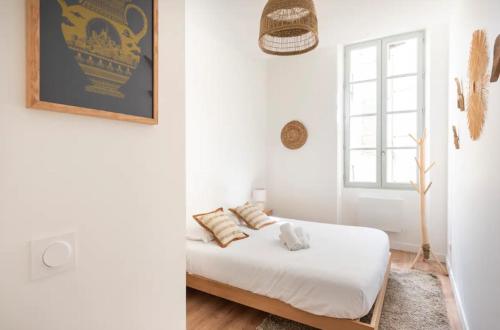 - une chambre blanche avec un lit et une fenêtre dans l'établissement {La petite Casà de Cézar} * Centre ville Marseille * Clim, à Marseille