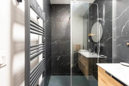 La salle de bains est pourvue d'un lavabo et d'un miroir. dans l'établissement {La petite Casà de Cézar} * Centre ville Marseille * Clim, à Marseille