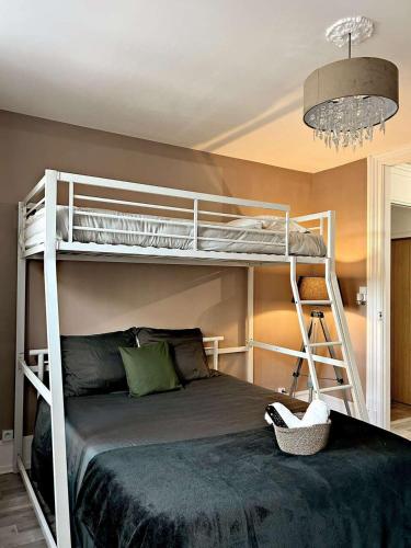 1 dormitorio con 2 literas y lámpara de araña en Bel appartement sur Dunkerque, en Dunkerque
