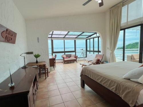 1 dormitorio con cama y vistas al océano en Live an adventure in Taboga 2, en Taboga