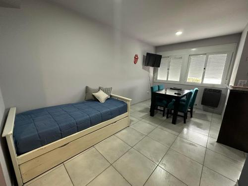 una camera con letto e tavolo con sedie di Departamento por día para 4 personas con cochera cubierta en Bahía Blanca a Bahía Blanca