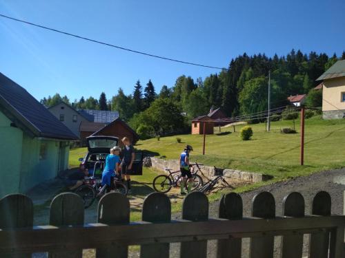 eine Gruppe von Menschen, die mit dem Fahrrad eine Straße entlangfahren in der Unterkunft Chata Dolní Maxov in Josefův Důl u Jablonce nad Nisou