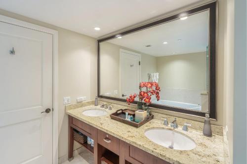 Honua Kai Hokulani 934, Large Lanai, No Carpet, AC في لاهينا: حمام به مغسلتين ومرآة كبيرة