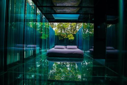 ein Schlafzimmer mit einem Bett in einem Zimmer mit Wasser in der Unterkunft Les Cols Pavellons in Olot