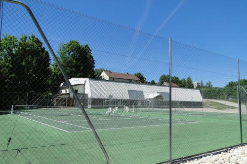 Tenis a/nebo squash v ubytování Gîte 295 Montagnes du Jura avec Spa et Sauna classé 3 étoiles nebo okolí