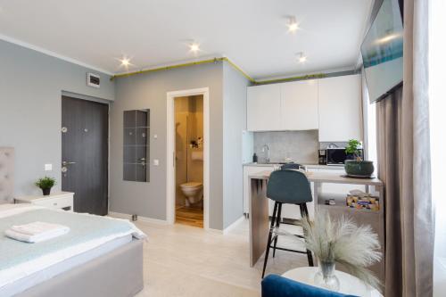 a small apartment with a bed and a kitchen at Premium Studio in Onesti in Onești