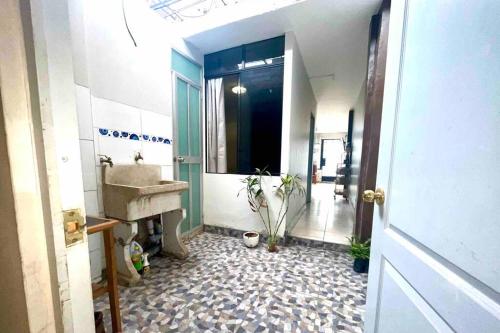 ein Bad mit einem Waschbecken und einem Spiegel in der Unterkunft Departamento privado cerca al tren in Lima