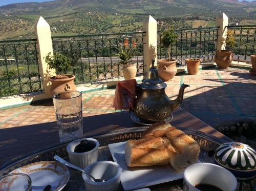 非斯的住宿－Riad Scalia Traditional Guesthouse Fes Morocco，餐桌,带一盘食物和茶壶