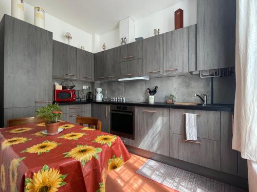 a kitchen with a table with flowers on it at Chez Hélène, calme et verdure au centre historique in Vincennes