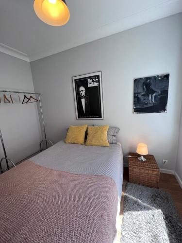 Łóżko lub łóżka w pokoju w obiekcie Chiado Cozy apartment with terrace