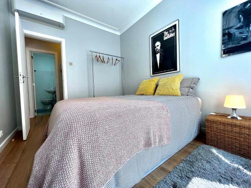 เตียงในห้องที่ Chiado Cozy apartment with terrace