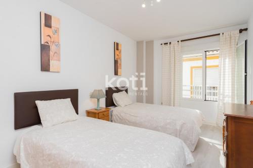 A bed or beds in a room at Koti Rentals - Gamycol 2
