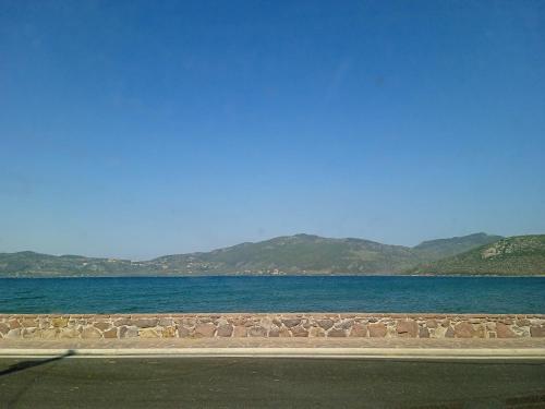 una gran masa de agua con montañas en el fondo en Μαρία, en Gera