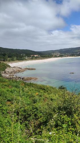 una vista de una playa y el océano en Apartamento familiar en Finisterre playa Langosteira, en Finisterre
