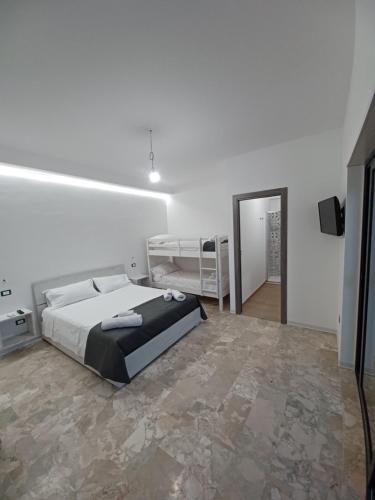 Habitación blanca con cama y espejo en Villa Temesa, en Campora San Giovanni