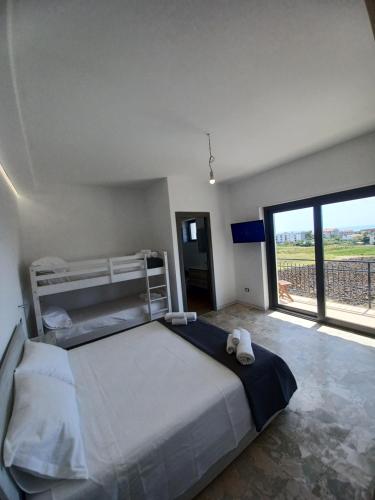 1 dormitorio con cama grande y ventana grande en Villa Temesa, en Campora San Giovanni