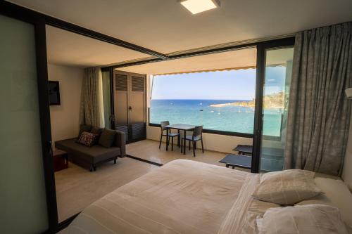 - une chambre avec un lit et une vue sur l'océan dans l'établissement Sea Views Patalavaca, à Patalavaca
