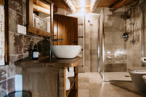 bagno con lavandino e doccia in vetro di Casa Bernardi Holiday home - Asolo ad Asolo