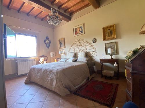 Un dormitorio con una cama grande y una ventana en Carresi Apart 2 pax with pool - portable A/C, en Figline Valdarno
