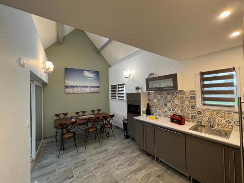 une cuisine avec une table et une salle à manger dans l'établissement Les maisons du phare, à Berville-sur-Mer