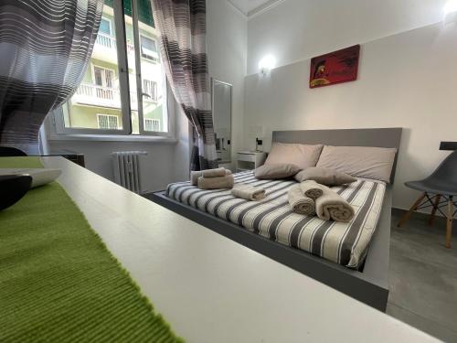 ein Schlafzimmer mit einem Bett mit Handtüchern darauf in der Unterkunft a due passi da San Pietro in Rom