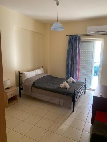 1 dormitorio con 1 cama con 2 toallas en Gerard Luxury apartment, en Patra