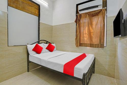 Llit o llits en una habitació de OYO Flagship Raj Hotel Near Juhu Beach