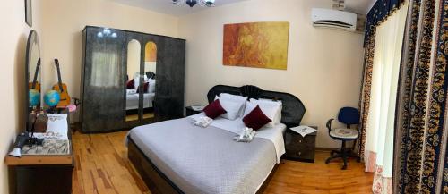ein Schlafzimmer mit einem Bett mit zwei ausgestopften Tieren darauf in der Unterkunft Christina's house with 2 bedrooms and free parking in Gjirokastër
