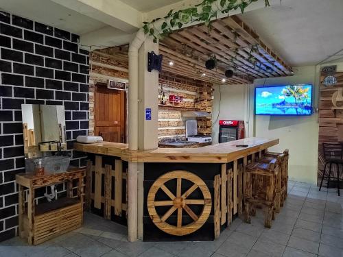 uma cozinha com um balcão de madeira com uma roda em La Terraza Hostel em Flores